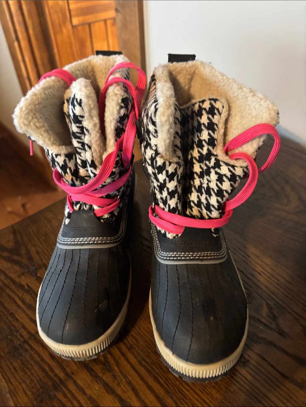 Khombu Black Houndstooth Winter Boots with Pink Laces